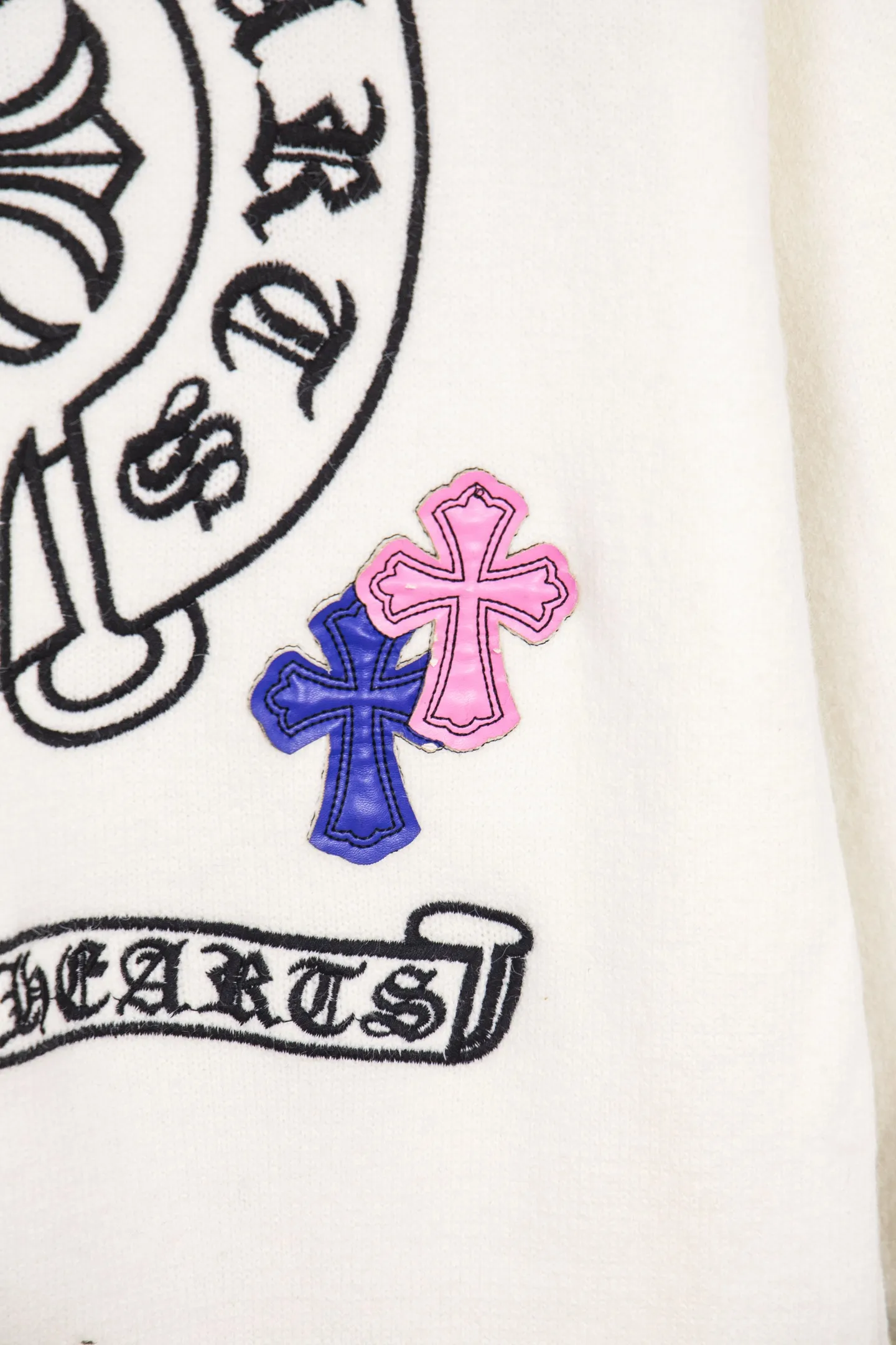 P260 -Chrome Hearts/Chrome Hearts Colorful cross leather cardigan jacket sweater. High weight, high density and high quality. The wool is soft, delicate and skin-friendly. It feels soft and silky. It has excellent warmth and skin-friendly properties. It is custom-woven and dyed without color difference. No matter the fabric or workmanship details, it is better than the ordinary version on the market. -The hardware and zipper accessories are all customized and full of details. Crow autumn and winter super heavy embroidery ➕ positioning leather label long-sleeved knitted cardigan lazy outer wear mid-length sweater -Colour: black white Size: S M L